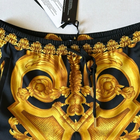 Versace Heritage Print Logo Womens Black/Gold Shorts 4 US (38) NWT With Box - Picture 2 of 16